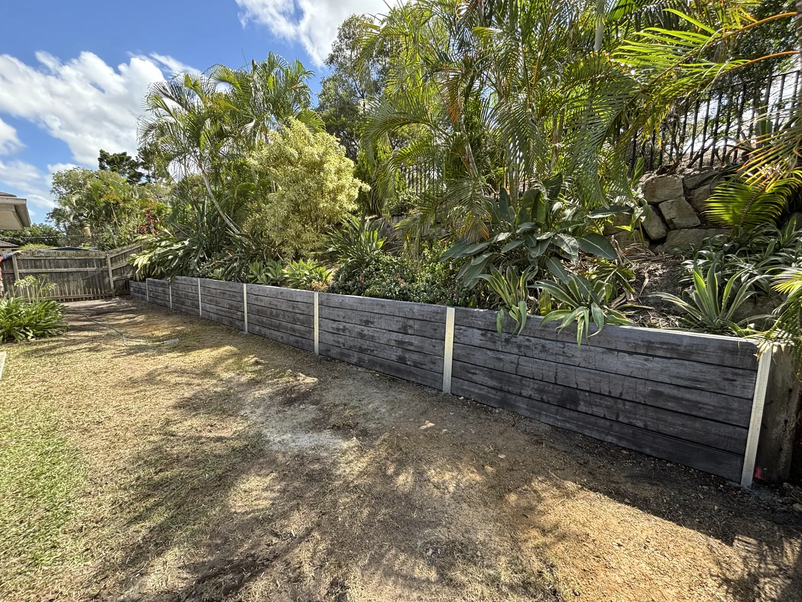 Timber-look concrete sleeper wall